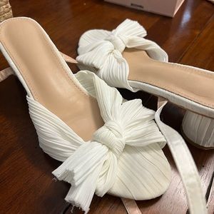 White bow shoes